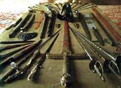 tavolo con le armi della battaglia
